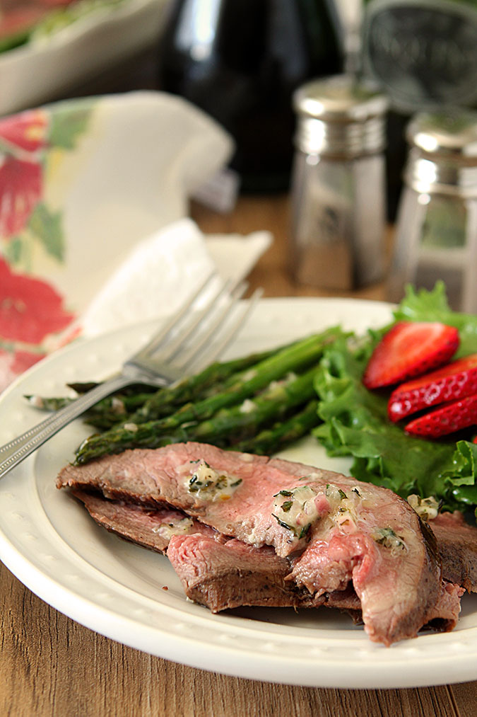 Grilled Flank Steak and Asparagus with Béarnaise Butter Grilled Flank Steak and Asparagus with Béarnaise Butter