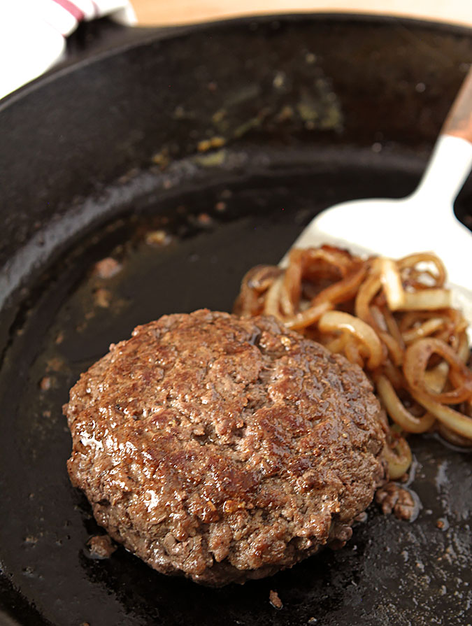 Gorgonzola and Mozzarella Cheese Stuffed Burger Gorgonzola and Mozzarella Cheese Stuffed Burger
