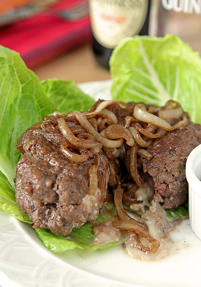 Gorgonzola and Mozzarella Cheese Stuffed Burger Gorgonzola and Mozzarella Cheese Stuffed Burger