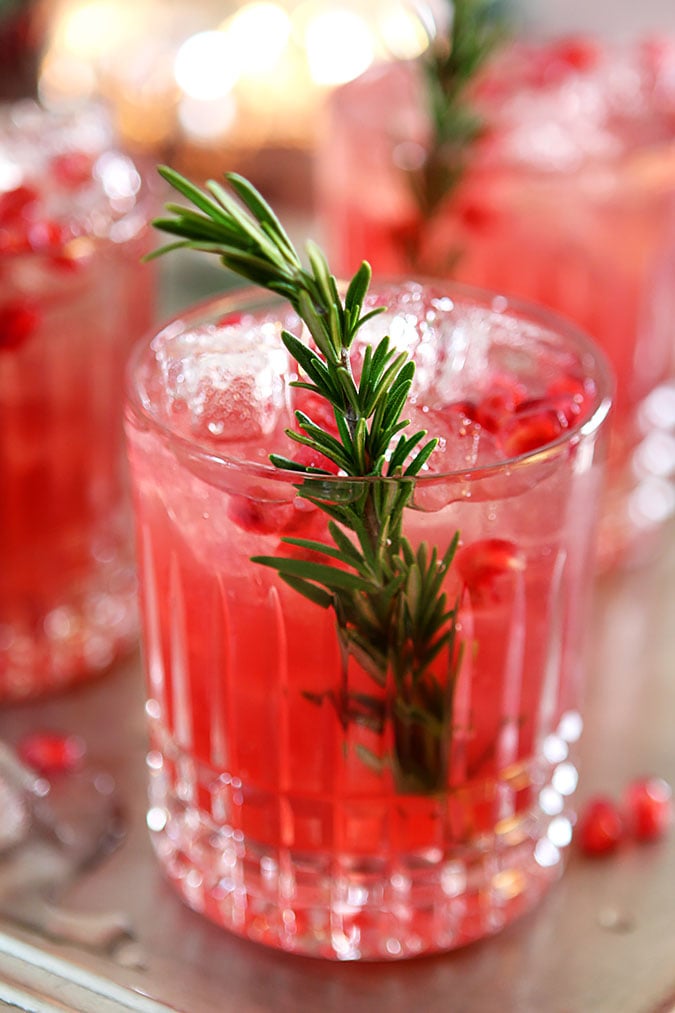 Pomegranate and Rosemary Gin Fizz - Everydayum.com